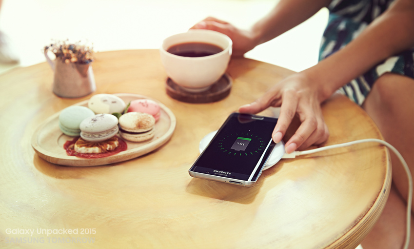 무선 충전기를 활용하여 갤럭시 S6 엣지+, 노트5를 충전할 수 있다.