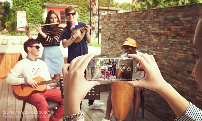 갤럭시 카메라를 활용하여 밴드의 모습을 촬영하고 있는 모습.
