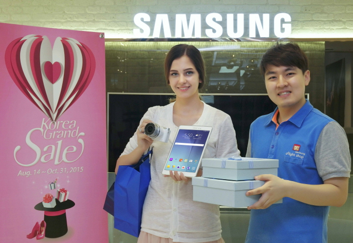 코리아 그랜드 세일 모델 광고장면