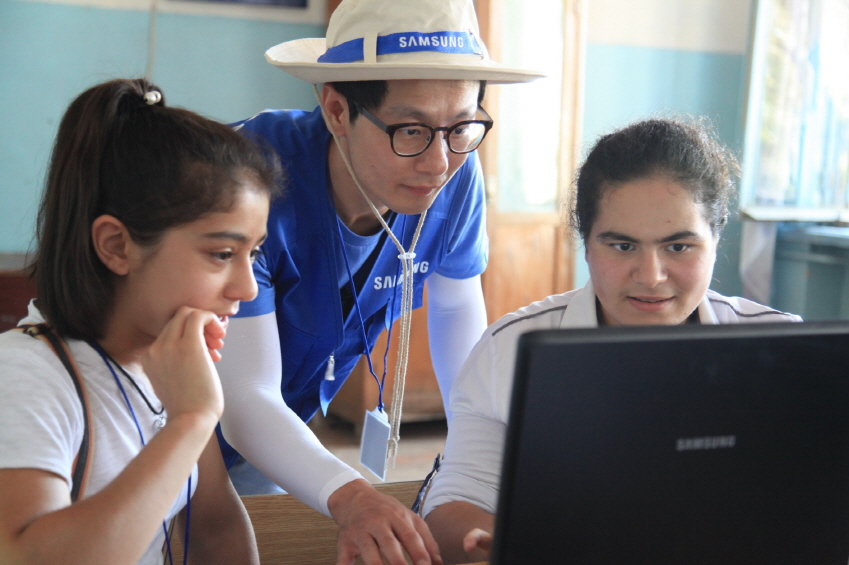 삼성전자 해외봉사단이 콩고에서 학생들에게 봉사하는 모습