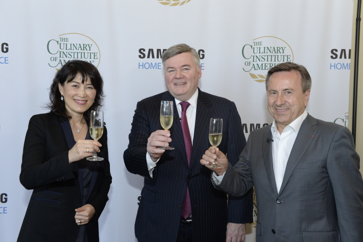 왼쪽부터 박원 삼성전자 전무, 라이언 CIA 팀 총장, 다니엘 블뤼삼성 '클럽 드 셰프' 멤버