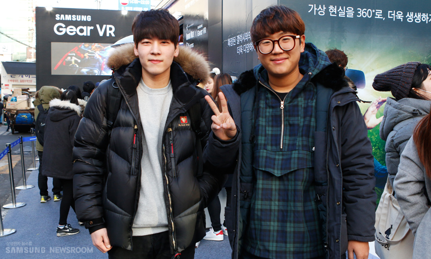 기어 VR 체험존을 찾은 남성 두 명의 사진입니다.