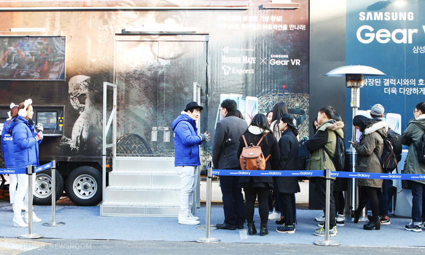 기어 VR 시뮬레이터 버스 탑승을 줄을 서서 기다리는 모습입니다.