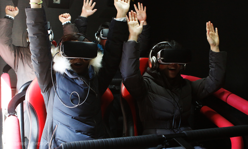 'T익스프레스' 4D 가상현실을 체험하는 모습입니다.