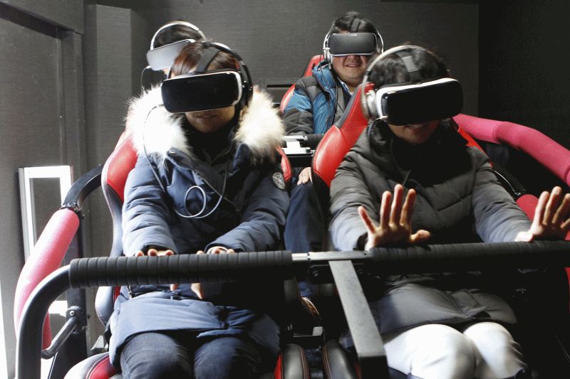 'T익스프레스' 4D 가상현실을 체험하는 모습입니다.