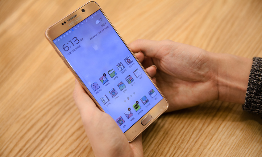 갤럭시 노트 5 핑크 골드에 솜사탕 테마를 적용한 모습, 보기만 해도 사랑스럽죠?