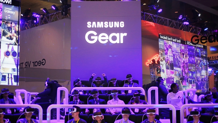 정말 가상현실 맞아? 기어 VR이 만든 'CES 2016 한복판 놀이동산'