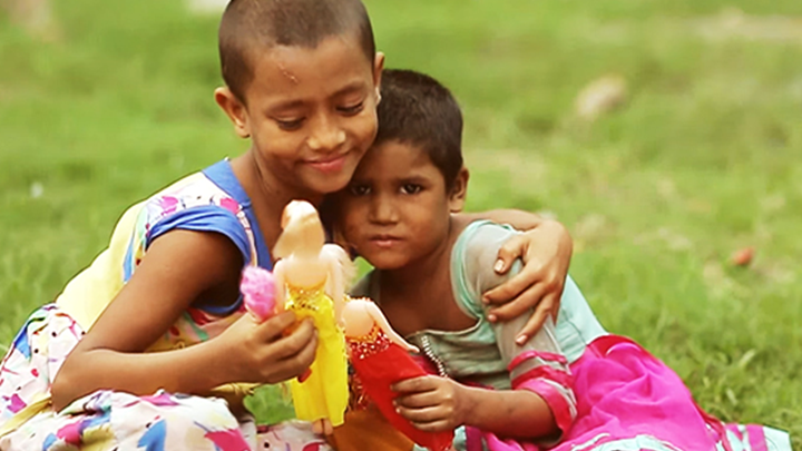 방글라데시 거리의 아이들에게 전해진 뜻밖의 선물