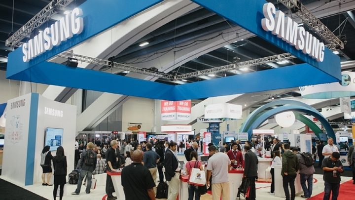 삼성전자가 클라우드 기반 최신 업무 환경을 구축할 수 있는 기업용 솔루션 제공을 위해 오라클과 협력을 강화한다. 작년 10월 26~29일 미국 샌프란시스코에서 열린 오라클 오픈월드 2015에 삼성전자가 참여하여 다양한 스마트 기기에서 오라클 아키텍처를 기반으로 구동되는 기업용 솔루션을 소개하는 모습