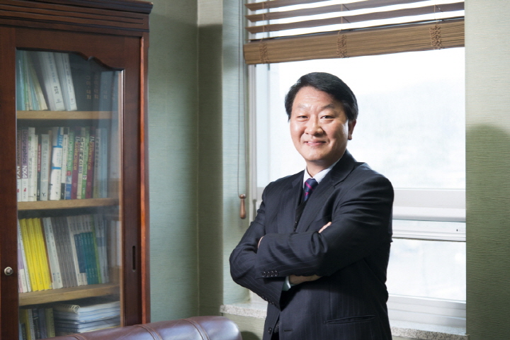 “지난 1년 성과 접한 후 ‘이거다!’ 싶었죠” 국내 대학 중 최초로 ‘고용 연계 스마트팩토리 전공’ 개설한 배장근 구미대 산학협력단장