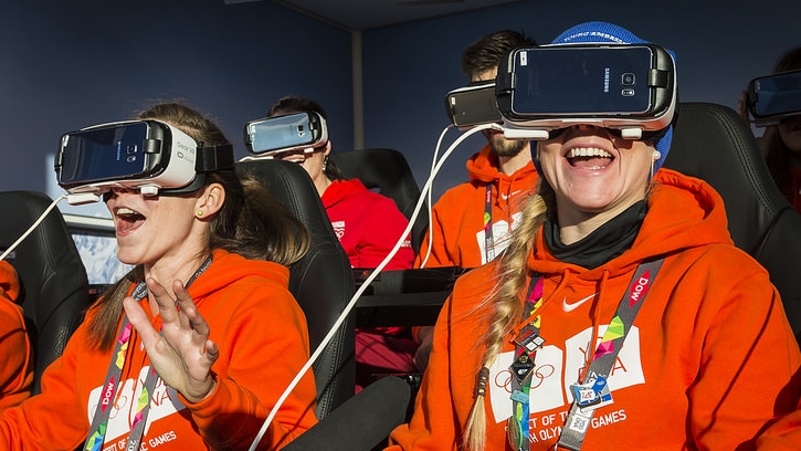 릴레함메르 갤럭시 스튜디오에서 기어 VR 체험하는 모습