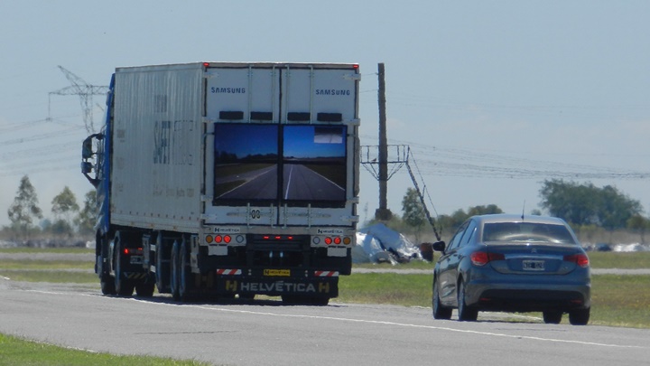삼성 세이프티 트럭 도로 주행 모습