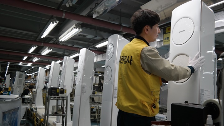프리미엄 생산라인 이상무! 바람 없는 무풍에어컨, 신바람 나게 생산 중