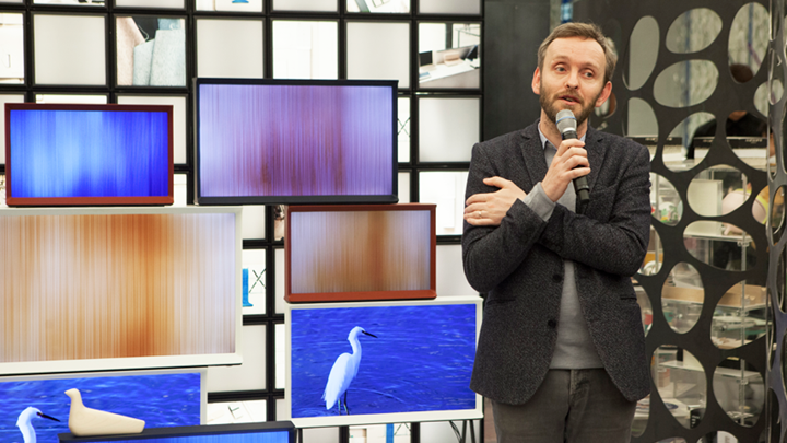 국내 출시 요청 쇄도했던 ‘가구 같은 가전’ 세리프 TV, 최초 공개되던 날