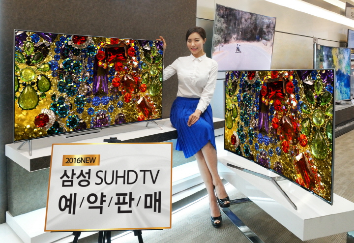 삼성전자 모델이 삼성 디지털프라자 강남본점에서 2016년 최신 SUHD TV 예약판매 제품(KS9500, KS8500)을 소개하고 있다.