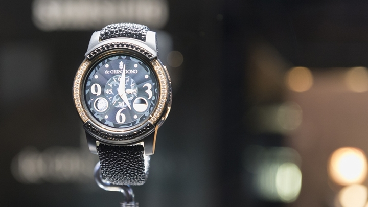 명품 주얼리ㆍ시계 브랜드 ‘드 그리소고노(de GRISOGONO)'와 협업한 ‘삼성 기어S2’ 한정판(Samsung Gear S2 by de GRISOGONO)