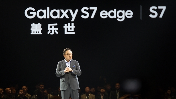 삼성전자 무선사업부 고동진 사장이 중국 상해국제구매센터에서 갤럭시 S7ㆍS7 엣지를 소개하고 있다