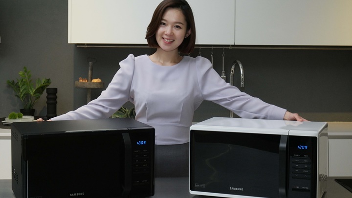 삼성전자 모델이 13일 삼성전자 수원사업장 생활가전동 프리미엄하우스에서 2016년형 '삼성 전자레인지' 신제품을 소개하고 있다.