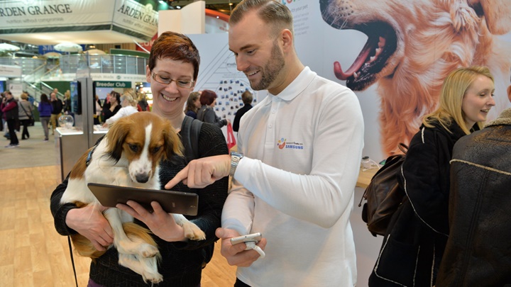 '크러프츠 2016' 행사장에 마련된 삼성전자 전시부스를 방문한 관람객이 반려견과 함께 삼성전자의 애견관련 IoT 서비스를 체험해보고 있다.