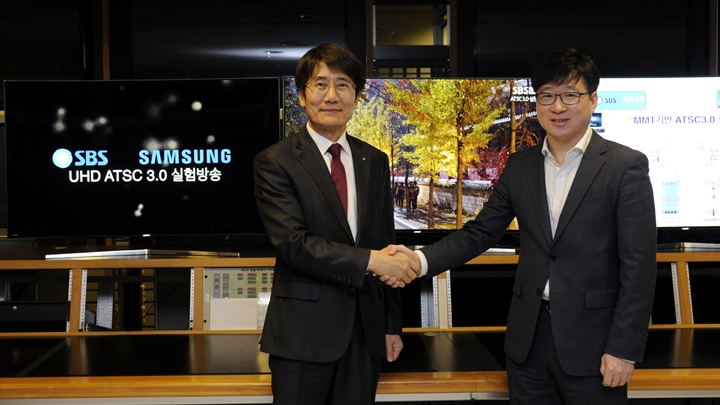 삼성전자 영상디스플레이사업부 유준영 상무(사진 오른쪽)와 SBS 박영수 기술본부장(사진 왼쪽)이 함께 악수하고 있는 모습