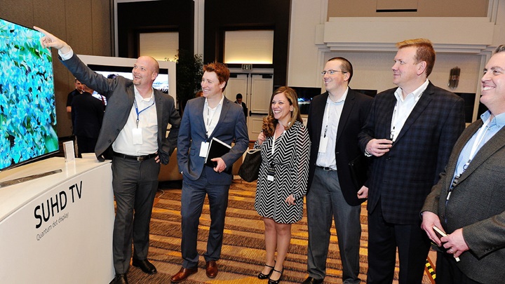 삼성전자가 지난 8일부터 11일(현지시간)까지 미국 샌디에이고 맨체스터 그랜드 하얏트 호텔에서 개최한 '전미 세일즈 미팅 (National Sales Meeting)'에서 미국 주요 거래선들이 SUHD TV 신제품을 관심있게 살펴보고 있다.