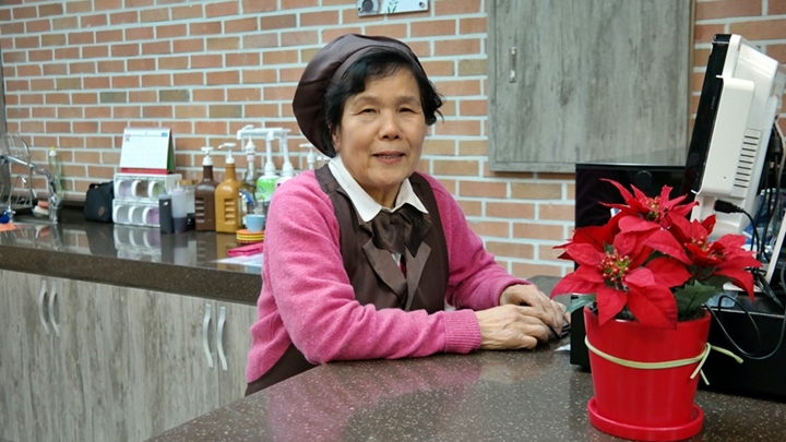 카페 휴 직원 승재희 할머니