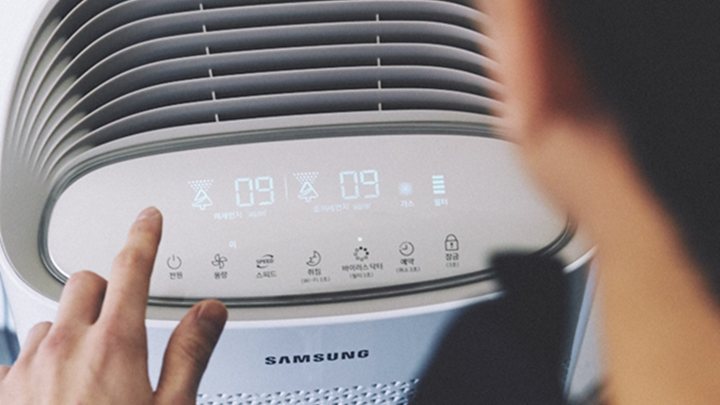 가수 김필이 블루스카이를 켜는 모습