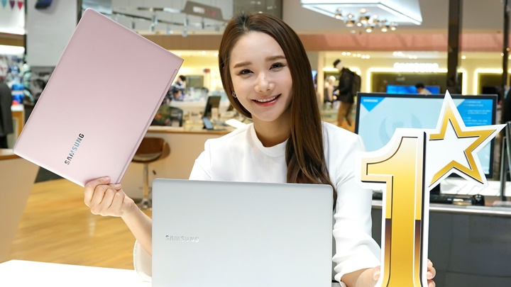 삼성전자 모델이 서초동에 위치한 삼성 딜라이트에서 22년 연속 시장점유율 1위를 기록하며 국내 PC 시장을 선도하는 삼성전자의 2016년형 ‘삼성 노트북 9 메탈’을 소개하고 있다