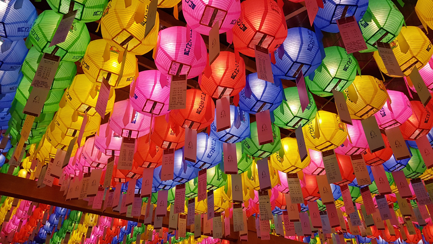 오색 빛깔로 하늘을 수놓은 연등의 향연… 갤럭시 S7로 포착한 서울의 밤