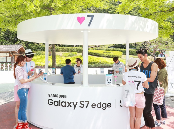 캐리비안 베이 외부 매표소 앞에 입장 대기 고객을 위해 마련된 ‘갤럭시 S7’ 체험존