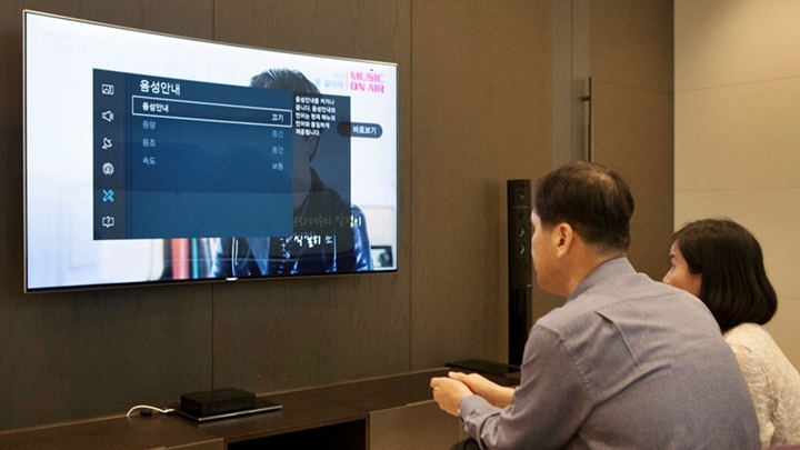 시연 중인 김병호 삼성전자 수원자원봉사센터 과장