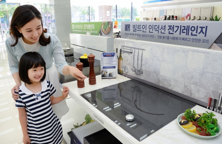 삼성전자 모델들이 2일 논현동 디지털프라자 강남본점에서 삼성 전기레인지를 소개하고 있는 모습