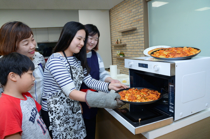 홈플러스 강서점에서 열린 ‘삼성 직화오븐과 함께하는 쿠킹 클래스’에 참가한 소비자들이 ‘삼성 직화오븐’을 활용해 닭갈비·또띠아피자 등의 요리를 배우고 있는 모습
