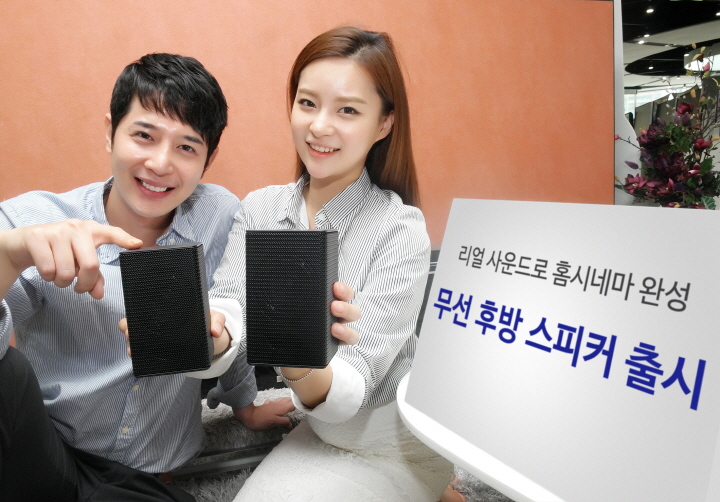 삼성전자 모델이 1일 논현동 삼성 디지털프라자 강남본점에서 6월 한 달간 진행하는 사운드바 구매 이벤트를 소개하고 있는 모습