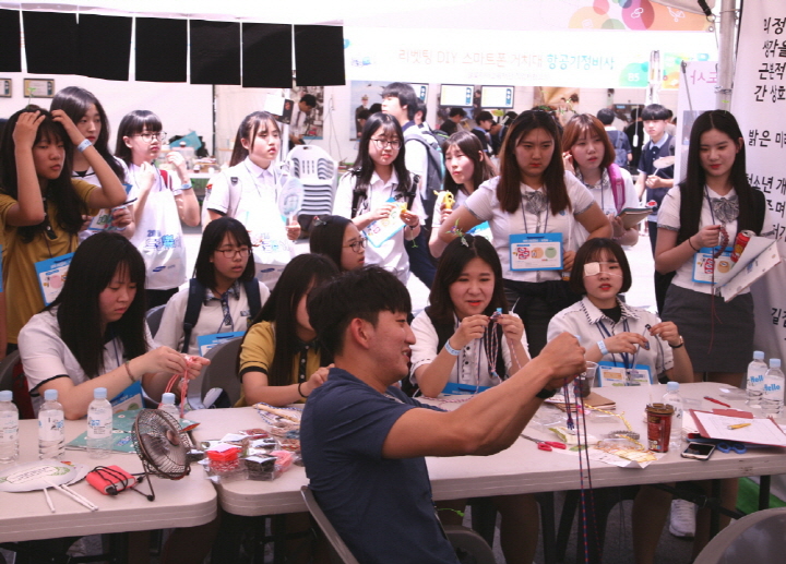 31일 경기 의정부실내체육관(의정부시 녹양동)에서 펼쳐진 2016 드림락서에 참여한 학생들이 스트링아트를 배우고 있다