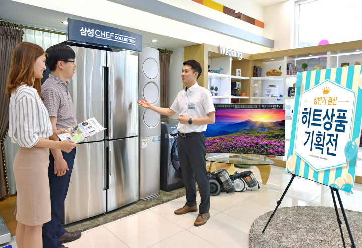 삼성전자 모델들이 14일 논현동 삼성 디지털프라자 강남본점에서 6월 한 달 동안 진행되는 ‘2016년 상반기 결산 히트상품 기획전’을 소개하고 있는 모습