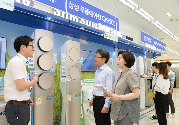 삼성전자 모델들이 8일 염창동 삼성 디지털프라자 강서본점에서 찬 바람이 직접 닿지 않는 '무풍냉방'과 초미세먼지를 99.9% 잡는 공청 기능으로 인기를 끌고 있는 삼성 무풍에어컨 'Q9500'을 보고 있는 모습