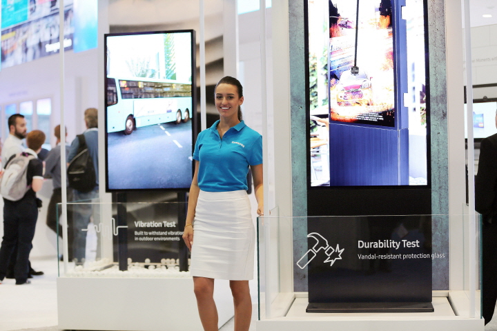 타이젠 OS 스마트 사이니지를 소개하고 있는 삼성전자 모델