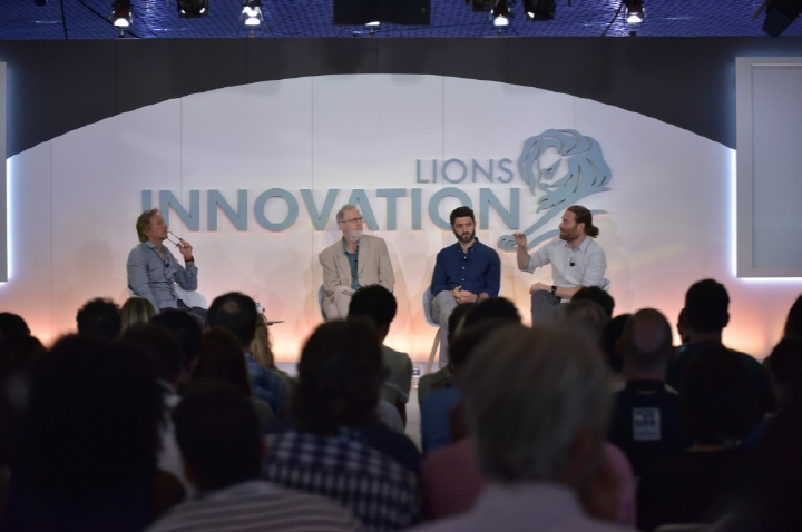 세미나에 참석한 분야별 패널들이 VR의 가능성에 대해 논의하는 모습. (왼쪽부터)마크 매튜 CMO, 크리스 브루윈 교수, 제이크 실버스틴 편집장, 크리스 밀크 대표