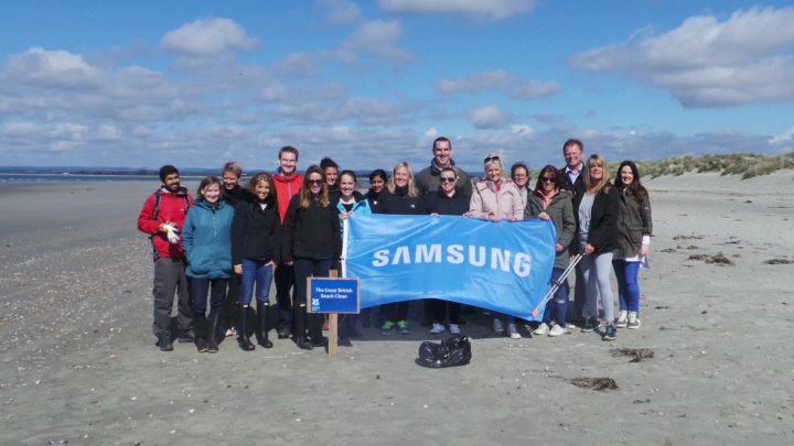 삼성전자 영국법인 임직원들도 웨스트 위터링 해변에서 단체 사진 찍는 모습