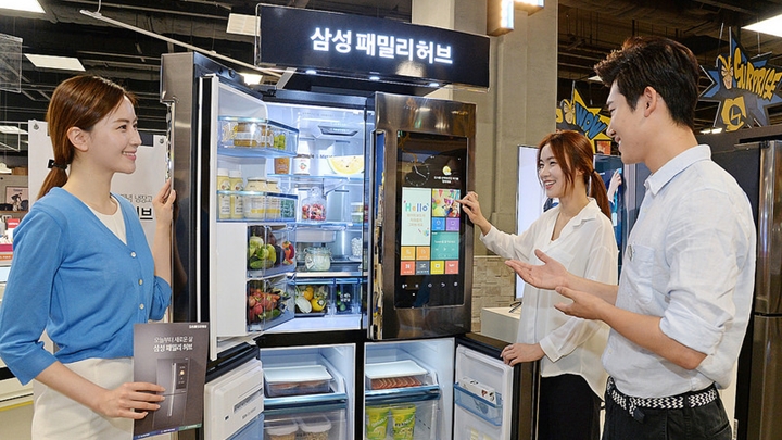 삼성전자 직원이 18일 ‘패밀리 허브 체험로드쇼’에서 소비자들에게 ‘패밀리 허브’의 다양한 기능을 소개하고 있다