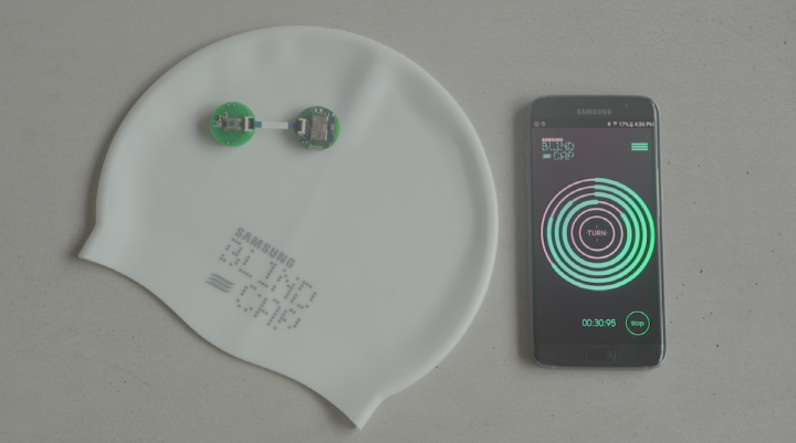 기어 S2와 블루투스로 연결된 수영모를 통해, 턴을 해야 할 시점에 코치가 신호를 주면 수영모가 진동해 선수가 바로 회전할 수 있도록 해주는 ‘블라인드 캡(Blind Cap)’