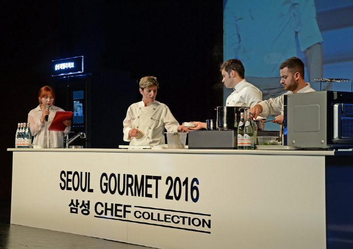 ‘서울 고메 2016 - 마스터클래스’에서 이탈리아 셰프 ‘비비아나 바레세’가 ‘패밀리 허브’ㆍ‘셰프컬렉션 인덕션’ㆍ‘직화오븐’ 등 삼성전자의 주요 주방가전을 활용해 자신만의 요리 철학과 비법을 생생하게 전달하고 있는 모습