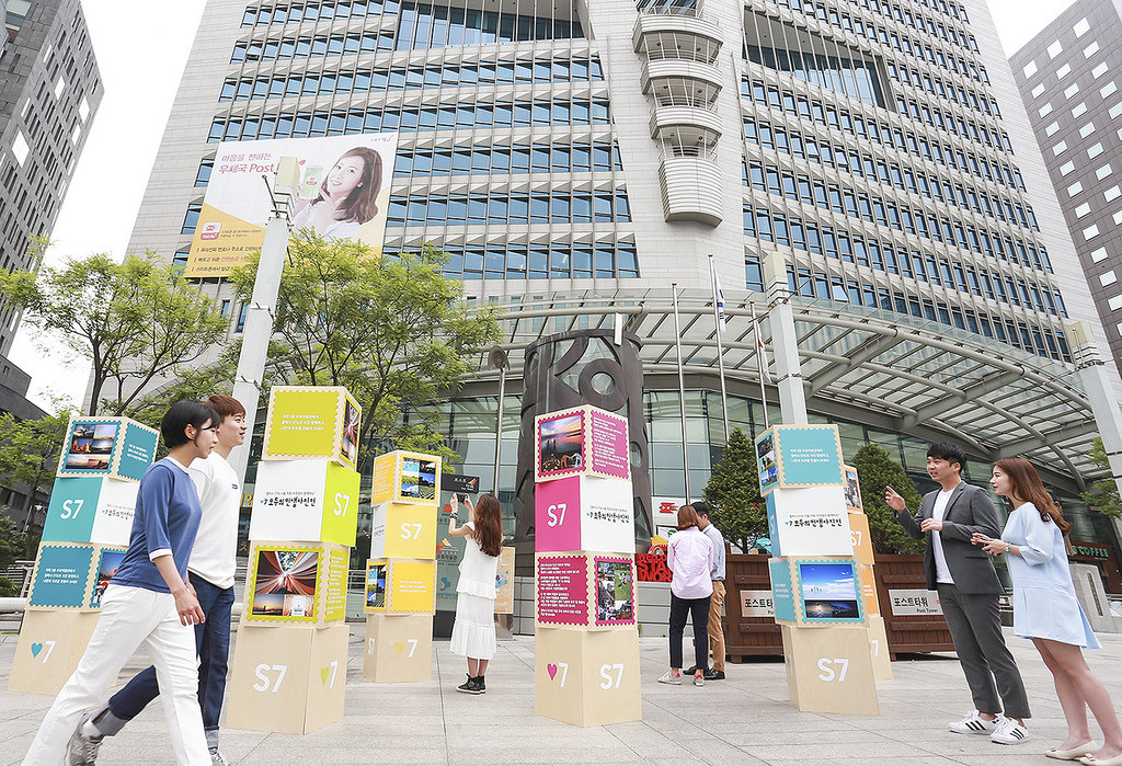 서울 소공로 서울중앙우체국 앞 광장에는 삼성전자 ‘♥7 모두의 인생사진전' 우수작들을 우표 모양으로 형상화한 형형색색의 블록들이 관람객들의 시선을 사로잡는다