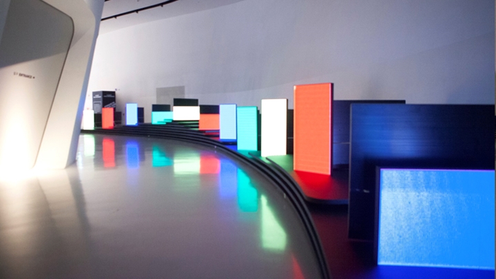 전시장 밖 삼성 퀀텀닷 로드에 전시된 최종범 미디어 아티스트의 작품 ‘백남준에 대한 오마주(Homage to Paik Nam June) 20160720 with 삼성 퀀텀닷 SUHD TV’