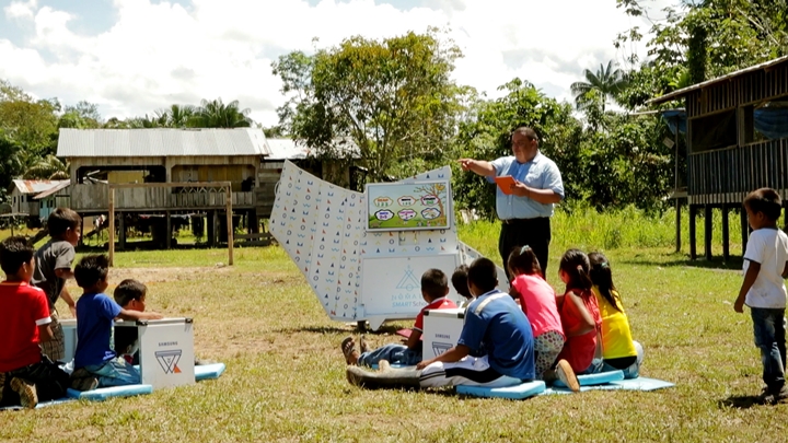 콜롬비아 아마존 밀림에 위치한 따라뽀토(Tarapoto) 지역의 아이들이 삼성전자 '스마트 스쿨 노마드'를 이용해 수업을 받고 있다