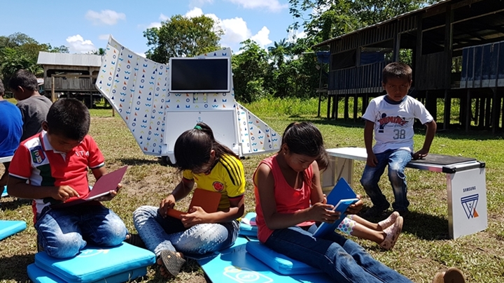 스마트 스쿨 노마드에서 나온 물건들이 신기한 아이들