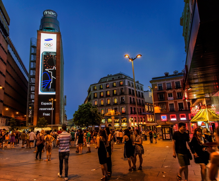 스페인 마드리드 까야오 광장에 설치된 가로 6m, 세로 37m의 초대형 LED 옥외 전광판(밤)