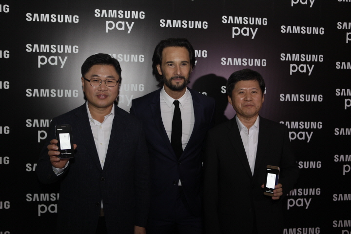 삼성전자 브라질 법인 윤창훈 상무, 행사의 진행을 맡은 브라질 출신 유명 영화배우 로드리고 산토로(Rodrigo Santoro) 삼성전자 중남미총괄 김정환 전무가 삼성 페이를 소개하고 있는 모습