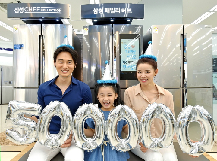 삼성전자 모델들이 21일 삼성 디지털프라자 홍대점에서 프리미엄 냉장고 50만 대 누적 판매 돌파를 축하하는 모습